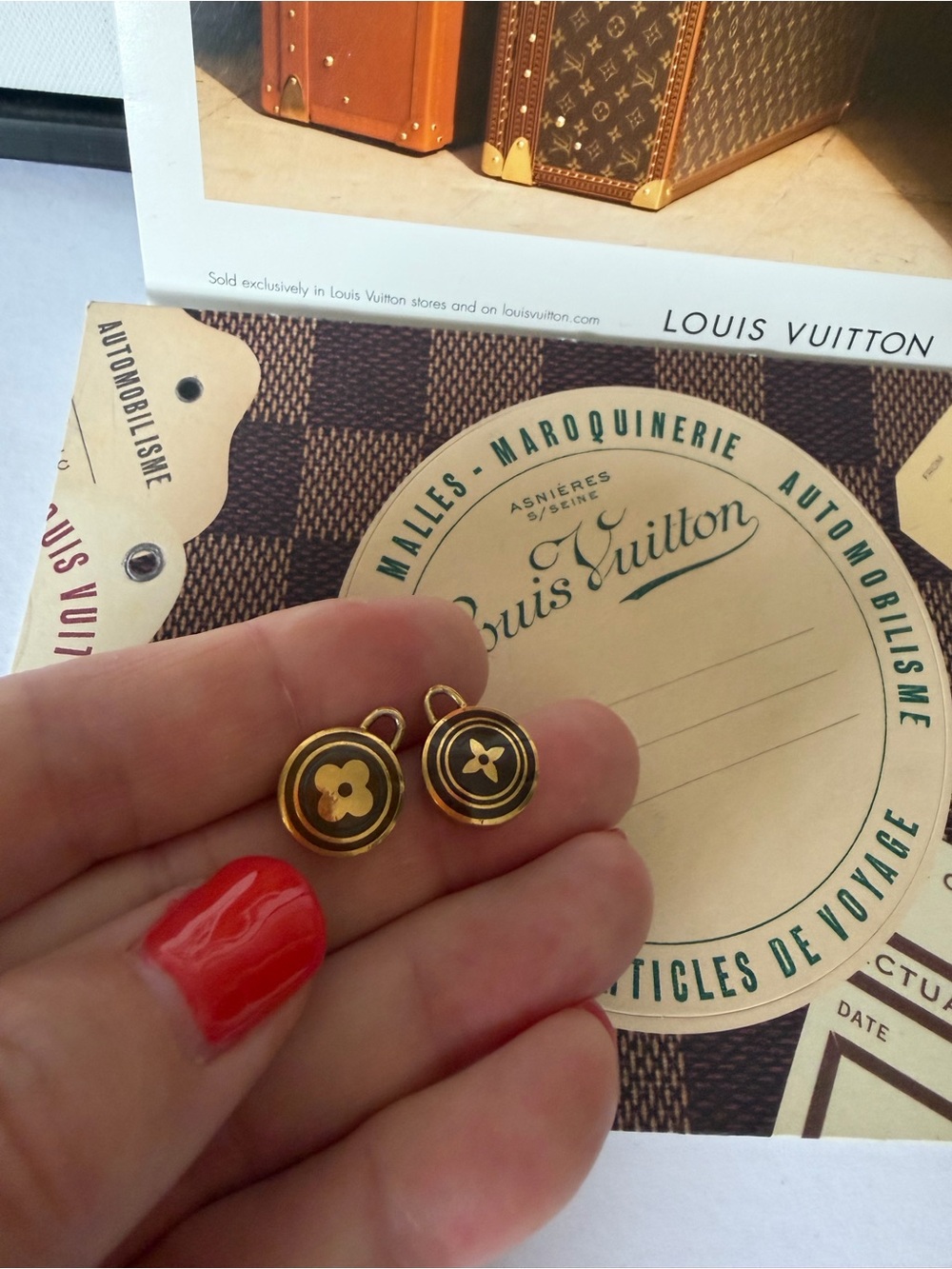 Louis Vuitton Brown/ Gold
Flower Pastille Charms set of 2